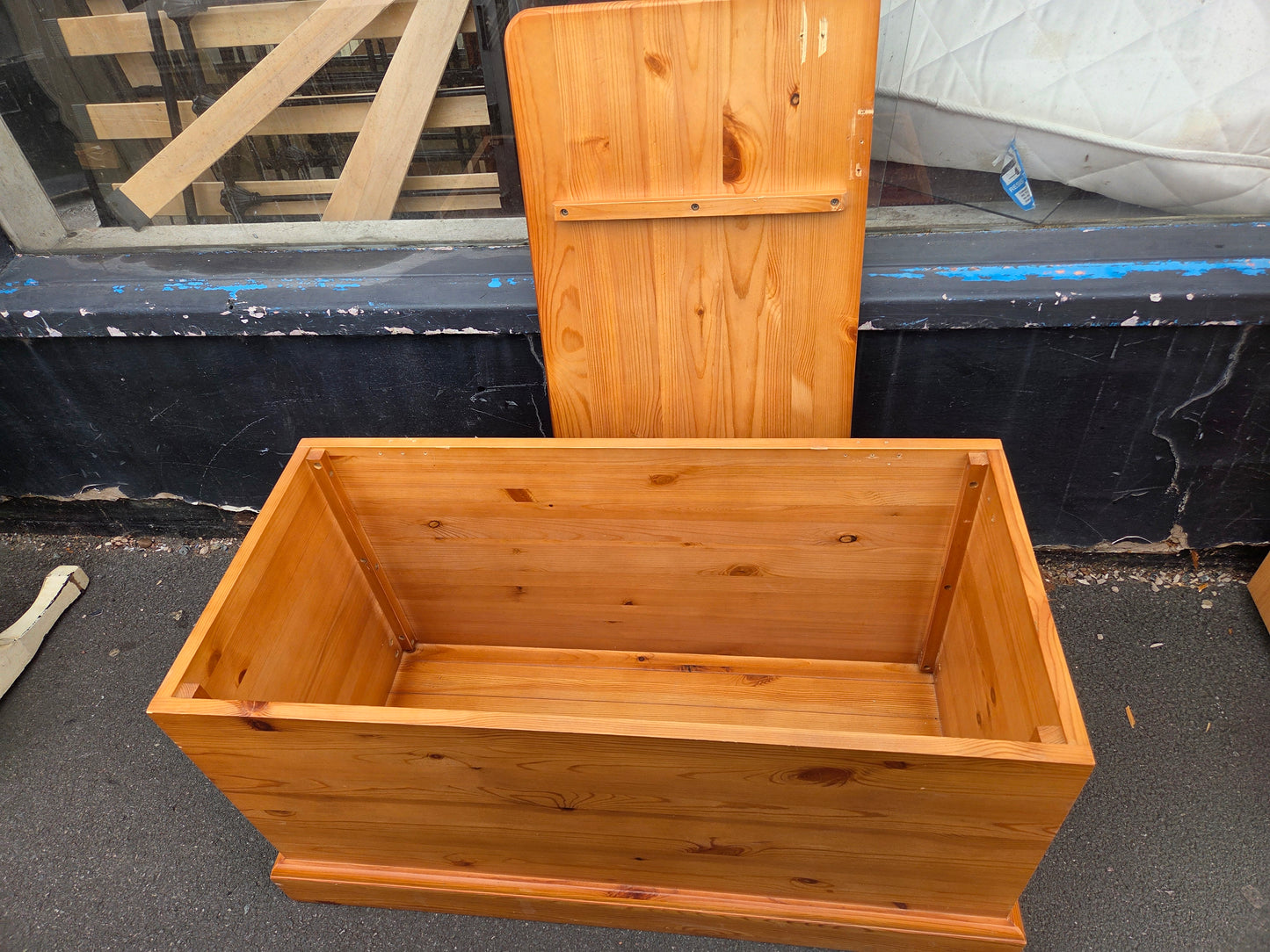 Blanket box Free Delivery in Leicester