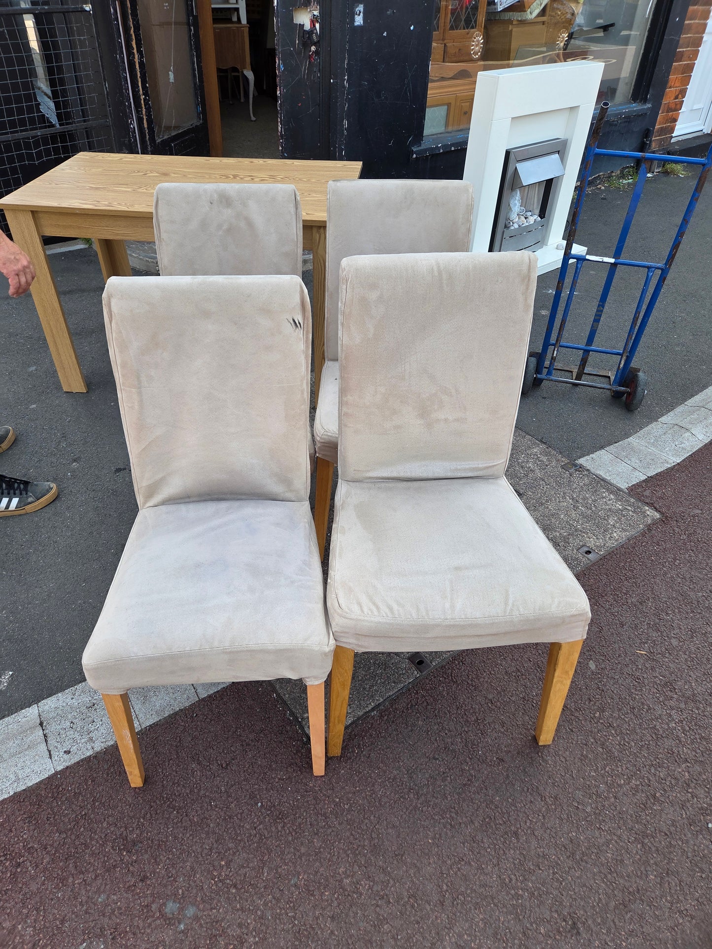 Dining table and 4 chairs 🌟 Free delivery in Leicester 🌟
