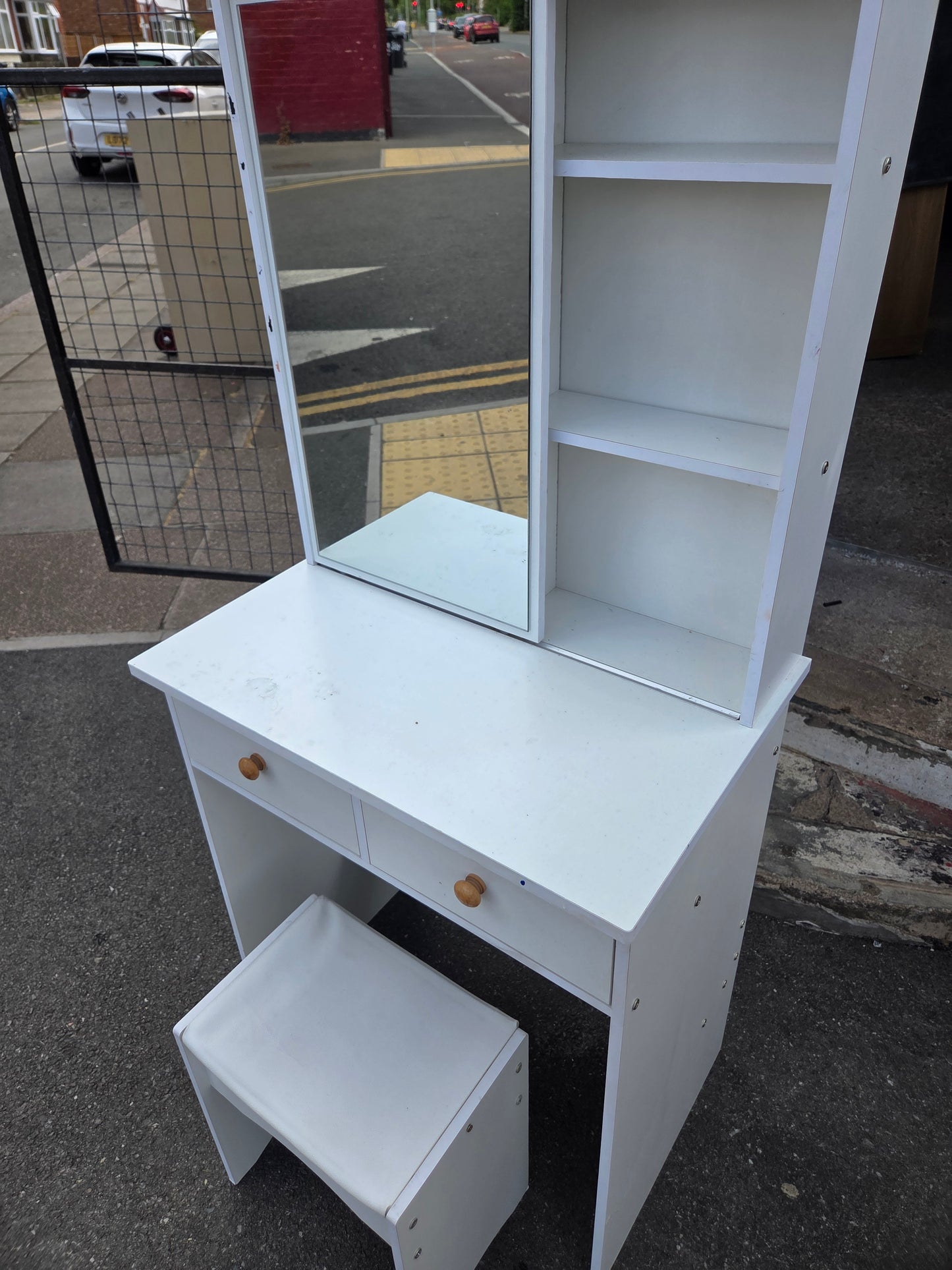 Dressing table and stool 🌟 Free delivery in Leicester 🌟