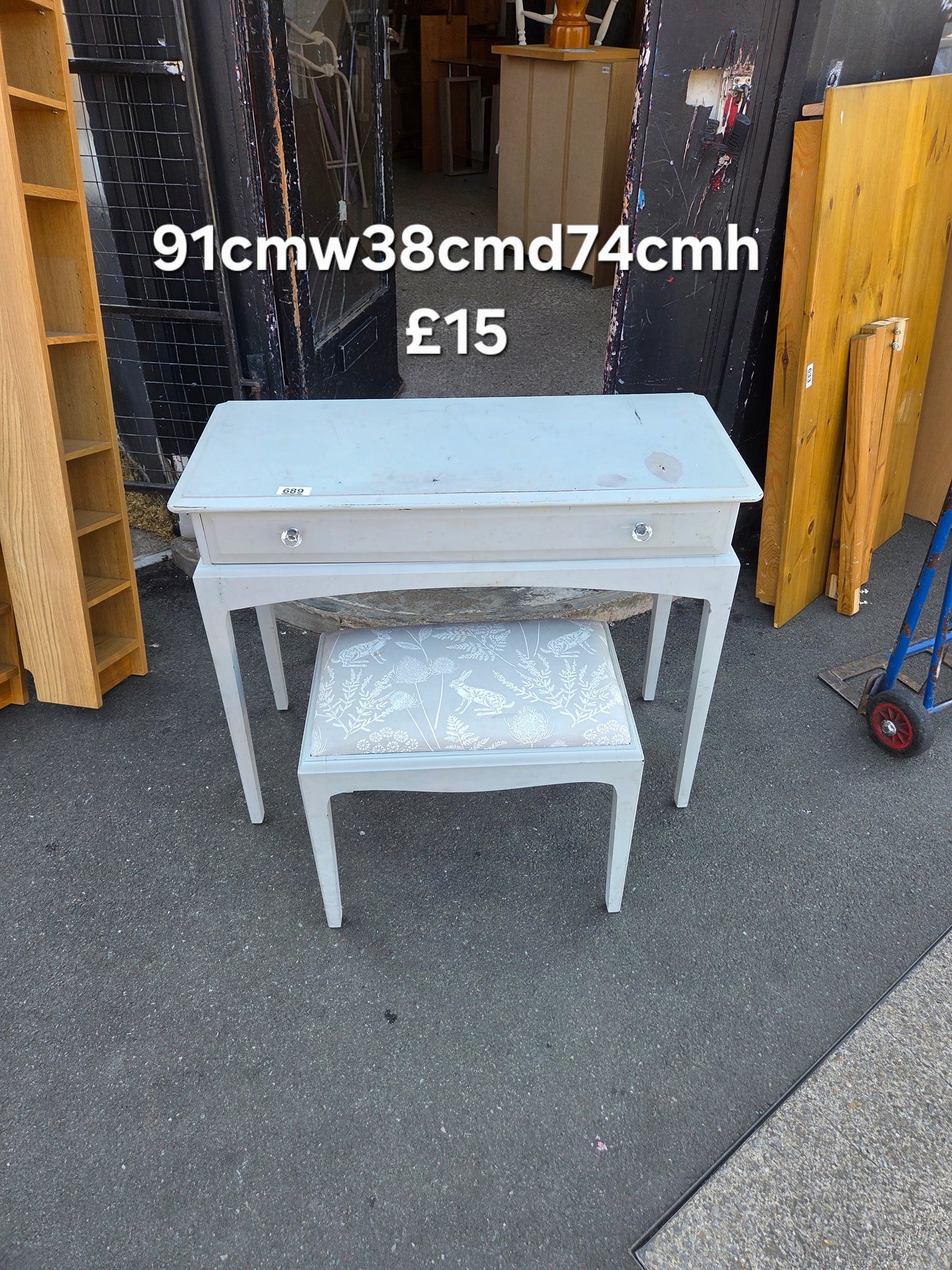 Dressing table and stool 🌟 Free delivery in Leicester 🌟