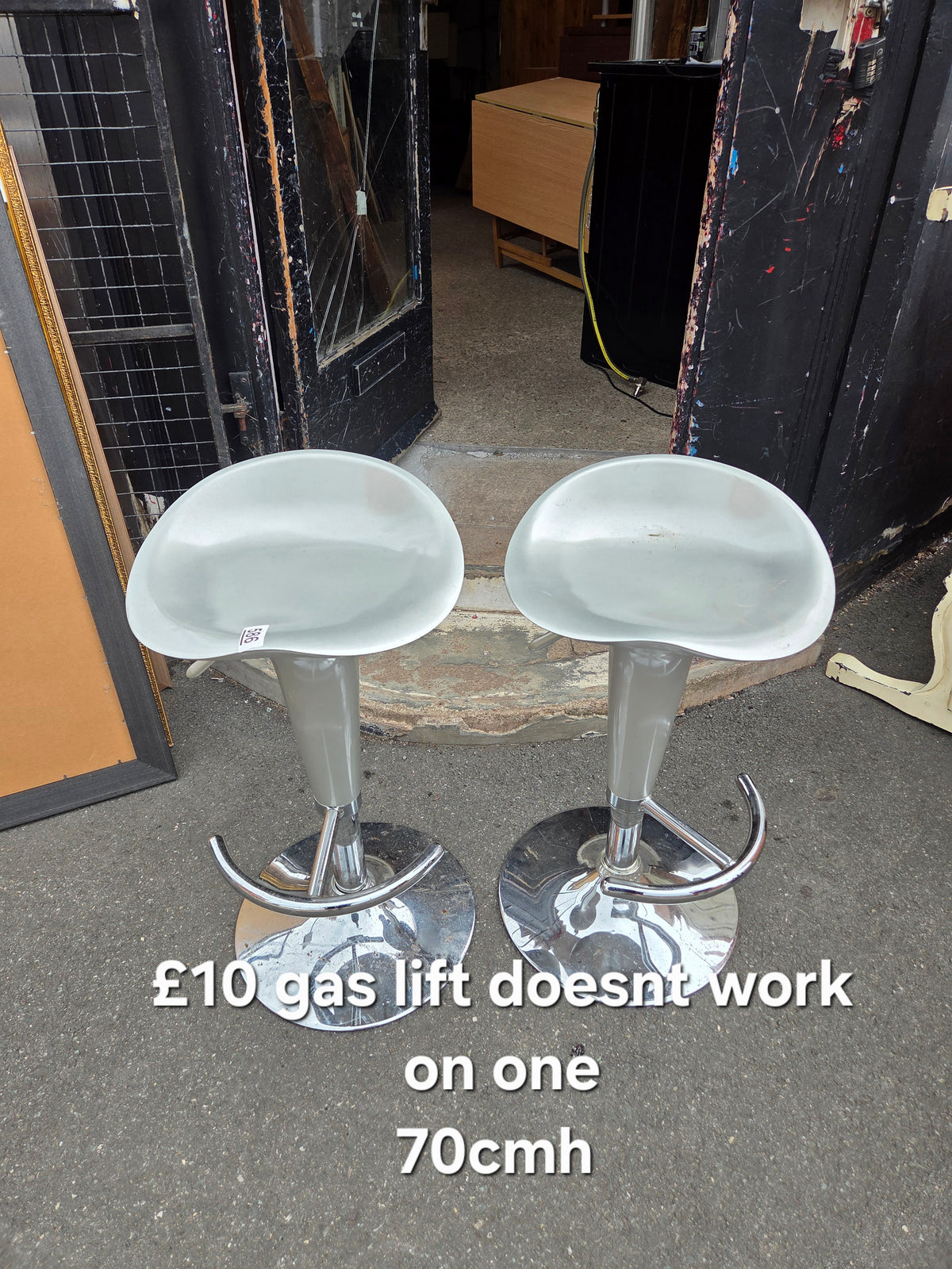2 bar stools 1 gas lift doesn't work Free Delivery in Leicester