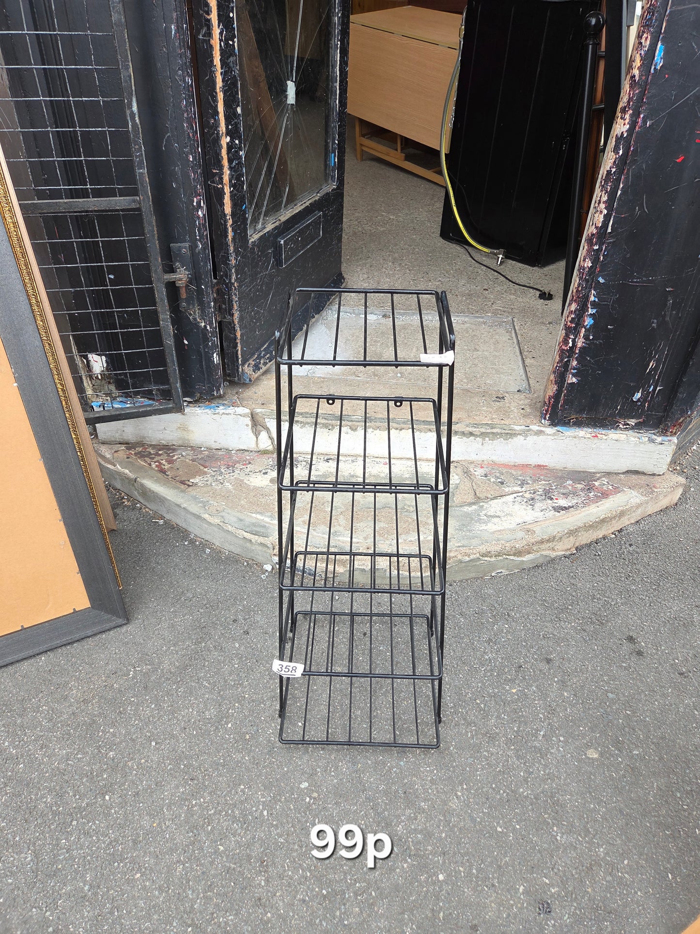 Metal shelving unit