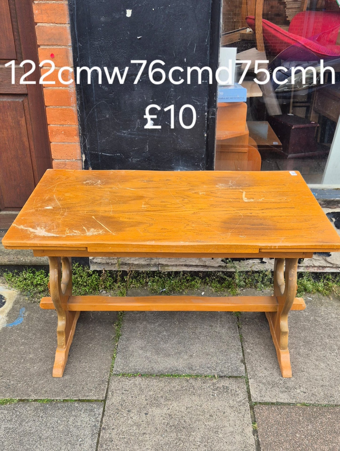 Dining table needs a paint 🌟 Free delivery in Leicester 🌟